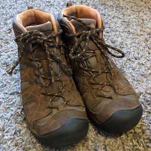 (on hold) KEEN women’s hiking boots size 9